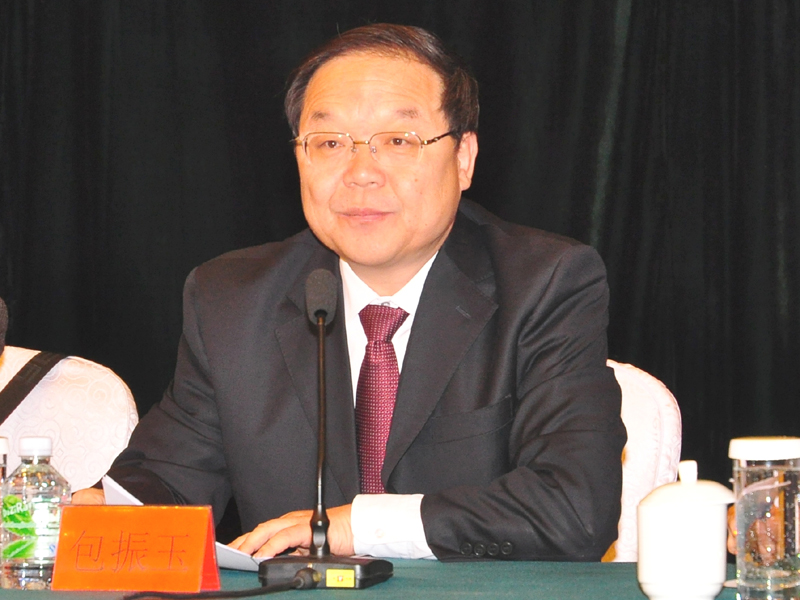 赤峰市人民政府常務(wù)副市長包振玉主持會(huì)議