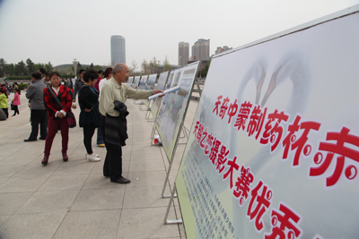 市民參觀獲獎(jiǎng)作品的展覽。